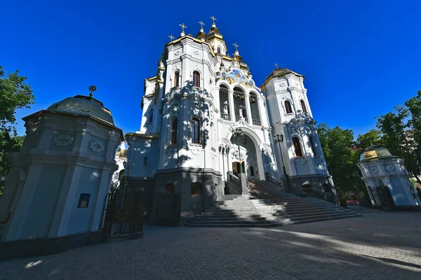 米尔荷尔教堂 Myrh Bearing Church 是一座自16世纪末以来就存在于哈尔科夫的东正教教堂 这座庙宇是以密尔赫妇女的名字命名的 坐落在高地市中心 — 图库照片