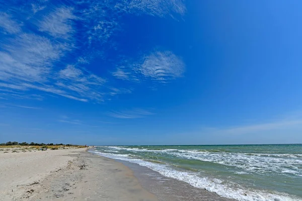 Azov Denizi, Doğu Avrupa 'da Ukrayna ve Rusya kıyılarını yıkayan yarı kapalı bir Atlantik Okyanusu denizi..