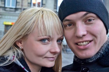 Mutlu genç çift, erkek ve kadın seyahat ediyor..