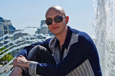 Genç bir adamın çeşitli şehirlere ve ülkelere yolculuğu..