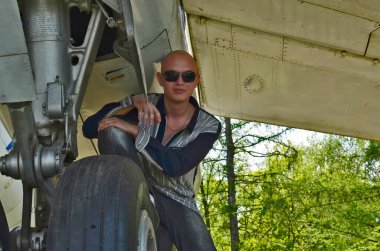 Genç bir adamın çeşitli şehirlere ve ülkelere yolculuğu..