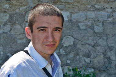 Genç bir adamın çeşitli şehirlere ve ülkelere yolculuğu..