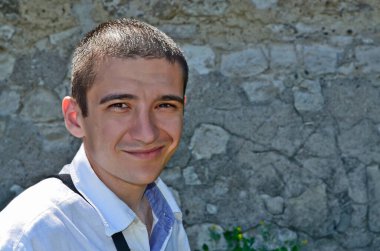 Genç bir adamın çeşitli şehirlere ve ülkelere yolculuğu..