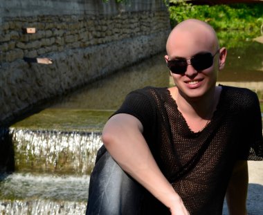 Çeşitli yerlerin arka planında yakışıklı bir genç var..