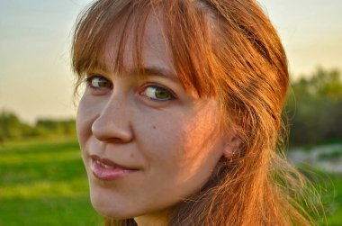 Nehir kenarında iki genç kızın fotoğraf çekimi..