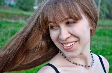 Nehir kenarında iki genç kızın fotoğraf çekimi..