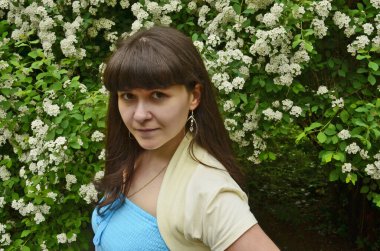 Nehir kenarında iki genç kızın fotoğraf çekimi..