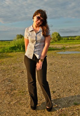 Bir kadının farklı şehirlere ve ülkelere yolculuğu.