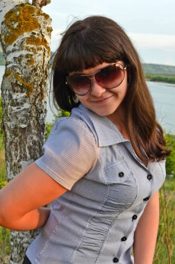 Bir kadının farklı şehirlere ve ülkelere yolculuğu.