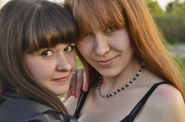 堤防上の2人の若い女の子の写真セッション — ストック写真