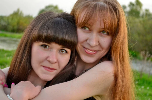 Séance Photo Deux Jeunes Filles Sur Remblai Rivière — Photo