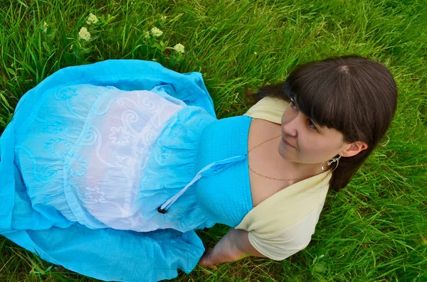 Sessione Fotografica Due Ragazze Sull Argine Del Fiume — Foto Stock