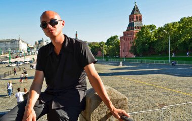 Çeşitli yerlerin arka planında yakışıklı bir genç var..