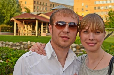 Genç bir çift, bir adam ve bir kız şehirde yürüyor..