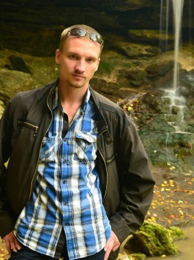 Genç bir adamın çeşitli şehirlere ve ülkelere yolculuğu..