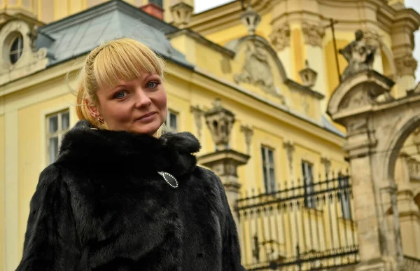 Piękna Dorosła Kobieta Podróżuje Mieście Lwów Ukraina — Zdjęcie stockowe