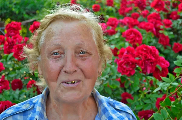 Старая Бабушка Фоне Красивых Цветов — стоковое фото