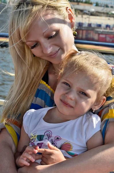 Viaggio Famiglia Genitori Bambini Sulla Nave Fluviale — Foto Stock