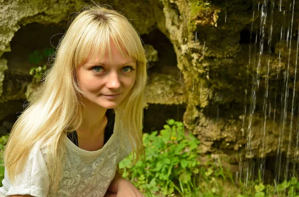 Una Donna Sulle Montagne Della Moldavia Vicino Fiume Montagna — Foto Stock