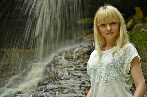 Mooie Vrouw Bergen Bij Waterval — Stockfoto