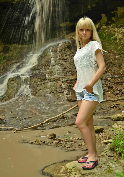 Mooie Vrouw Bergen Bij Waterval — Stockfoto