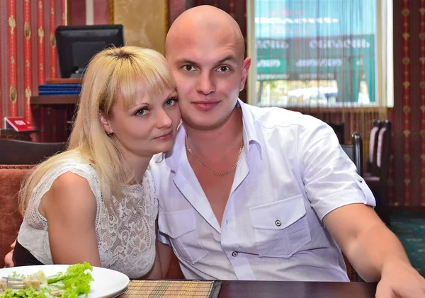 Hermosa Pareja Hombre Mujer Comiendo Restaurante —  Fotos de Stock