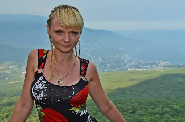 Kobieta Podróżuje Miast Zabytków Krymu — Zdjęcie stockowe