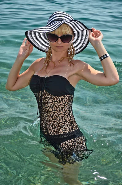 美しい若い女性です水着で黒海沿岸 クリミア — ストック写真