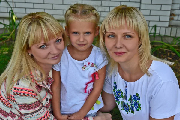 Une Grande Fête Pour Toute Famille Dans Village Tout Monde — Photo