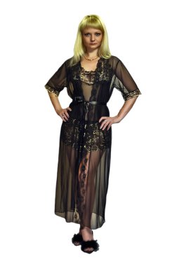 Çeşitli çekici giysiler içinde güzel bir genç kadın..