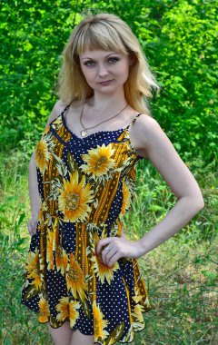 Çeşitli çekici giysiler içinde güzel bir genç kadın..