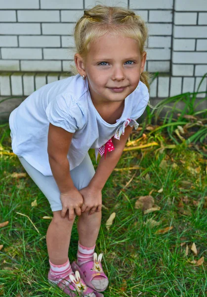 Malá Holčička Vnučka Hraje Svou Babičkou Vesnici — Stock fotografie