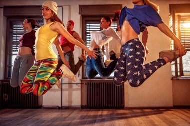 Bir grup modern dansçı stüdyoda dans ediyor. Spor, dans ve şehir kültürü konsepti