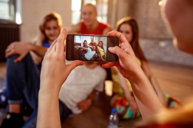 Break dans, freestyle, hip-hop ve modern dansçı arkadaşları gülümseyerek sokak dansı kavramı alma resim
