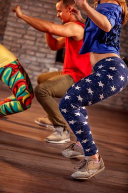 Genç erkek ve kadınların Zumba modern Grup Koreografi kavram dans