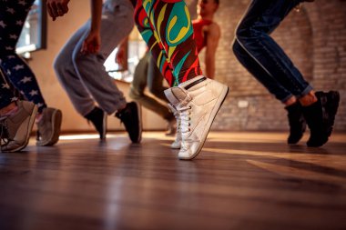 bacak salıncaklar fitness eğitimi sırasında yakın çekim
