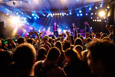 Eller yukarı konser ile genç insan kalabalığı 