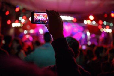 El cep telefonu insanlar kalabalık konser fotoğraf çekici ile yakın 