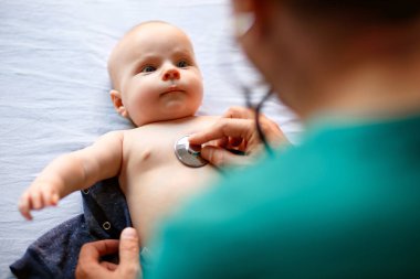 Pediatrik stetoskop ile incelenmesi üzerine küçük çocuk 