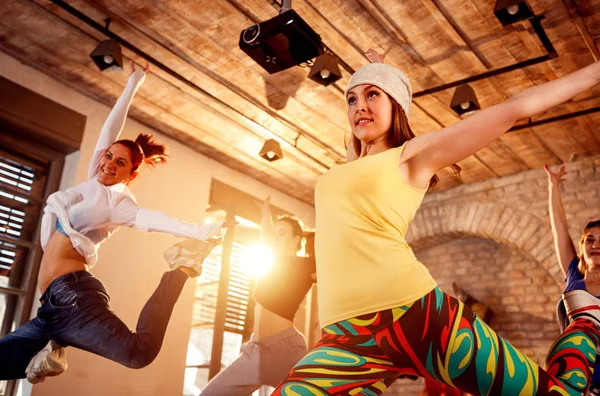 Grupo Profesionales Entrenando Bailes Modernos Saltando Durante Música — Foto de Stock