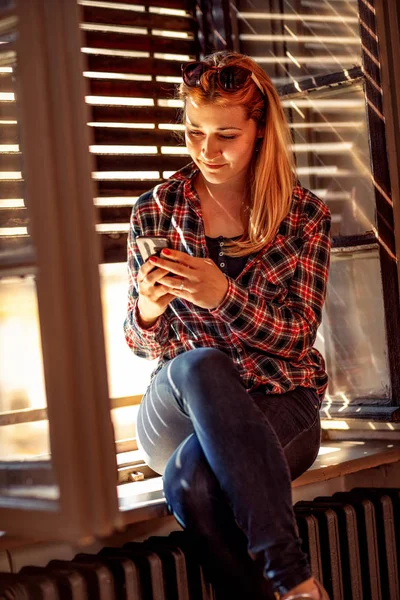 Pessoas Modernas Estilo Vida Cidade Jovem Menina Urbana Segurando Celular — Fotografia de Stock