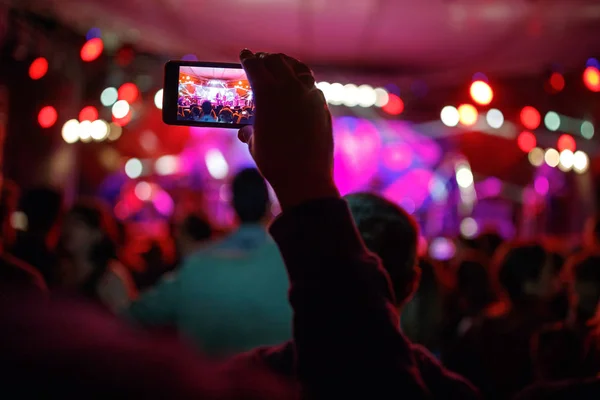 Närbild Hand Med Mobiltelefon Att Foto Konsert Skara Människor — Stockfoto