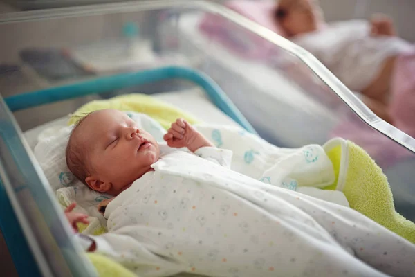 Bebé Varón Recién Nacido Hospital Maternidad — Foto de Stock