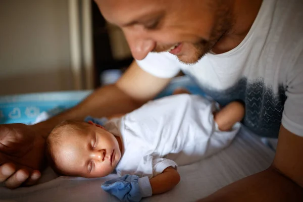 Bayi Tidur Sementara Ayah Melindunginya Menempatkan Bayi Untuk Tidur — Stok Foto