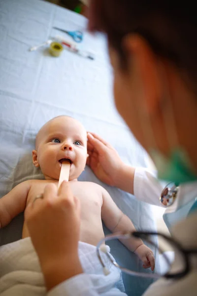 Babykehle Wird Vom Kinderarzt Mit Spachtel Untersucht — Stockfoto