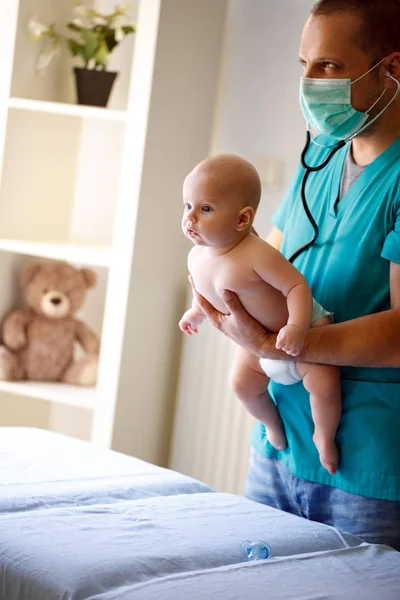 Pediatra Masculino Comprobando Vitalidad Del Bebé — Foto de Stock