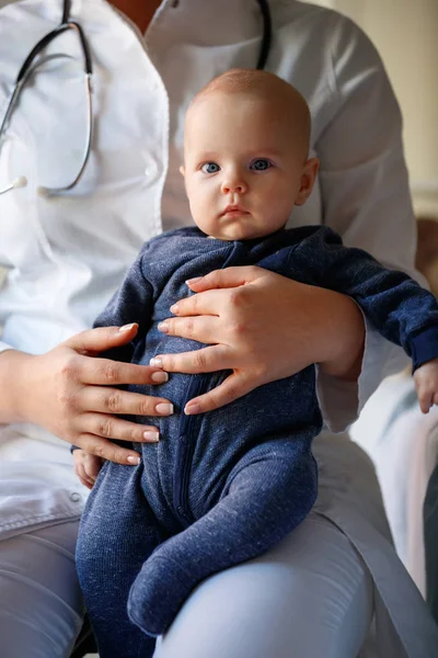 Mignon Mâle Bébé Assis Dans Pédiatre Genoux — Photo