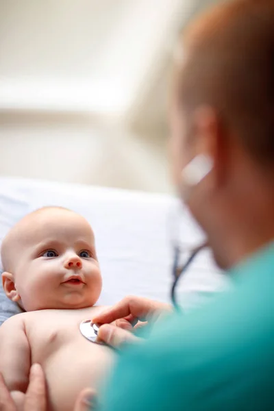 Baby Schaut Arzt Während Ihn Mit Stethoskop Untersucht — Stockfoto