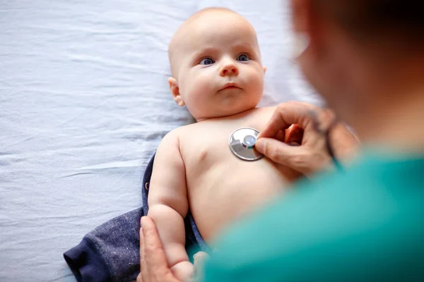 Baby Auf Pädiatrischer Untersuchung Mit Stethoskop — Stockfoto