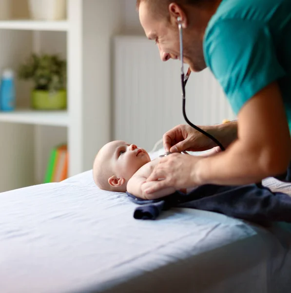 Médecins Masculins Avec Stéthoscope Examinant Bébé — Photo